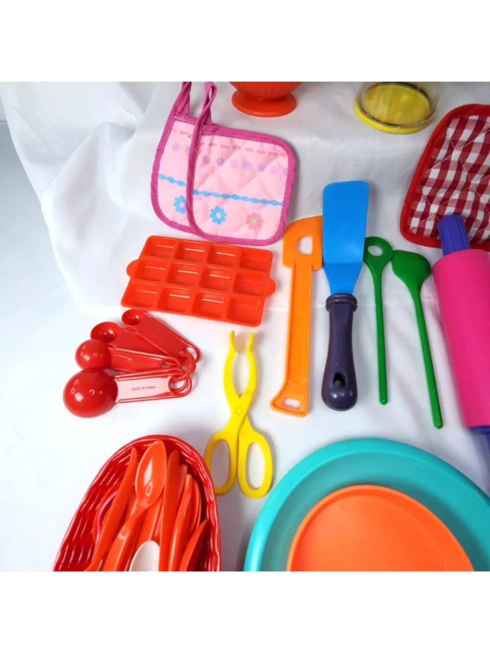 Vintage 41-Piece Kids Plastic Kitchen Play Set W/ Utensils Cups Plates Ice Tray - Picture 6 of 8